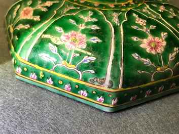 Une paire de bols couverts en porcelaine de Chine de style Bencharong pour le march&eacute; thai, 19&egrave;me